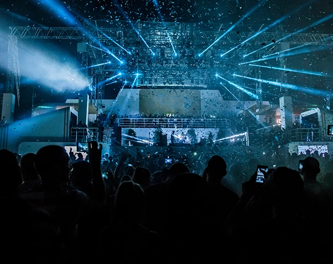 Photo d'une foule devant une scène de concert