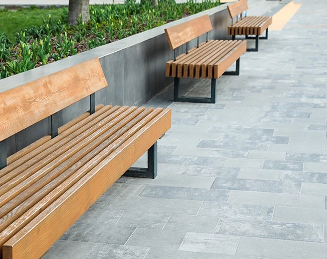 Bancs et trottoirs rénovés en ville