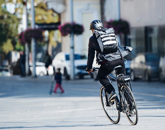 Un homme en vélo