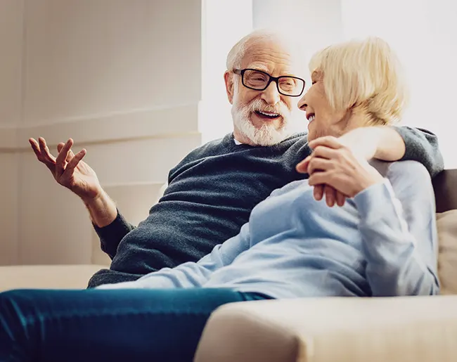 Un couple de personnes âgées