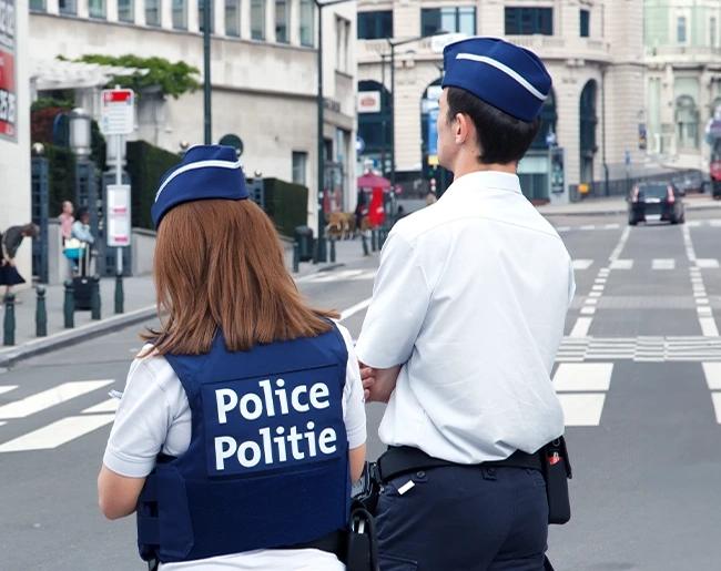 Deux policiers Belges de dos